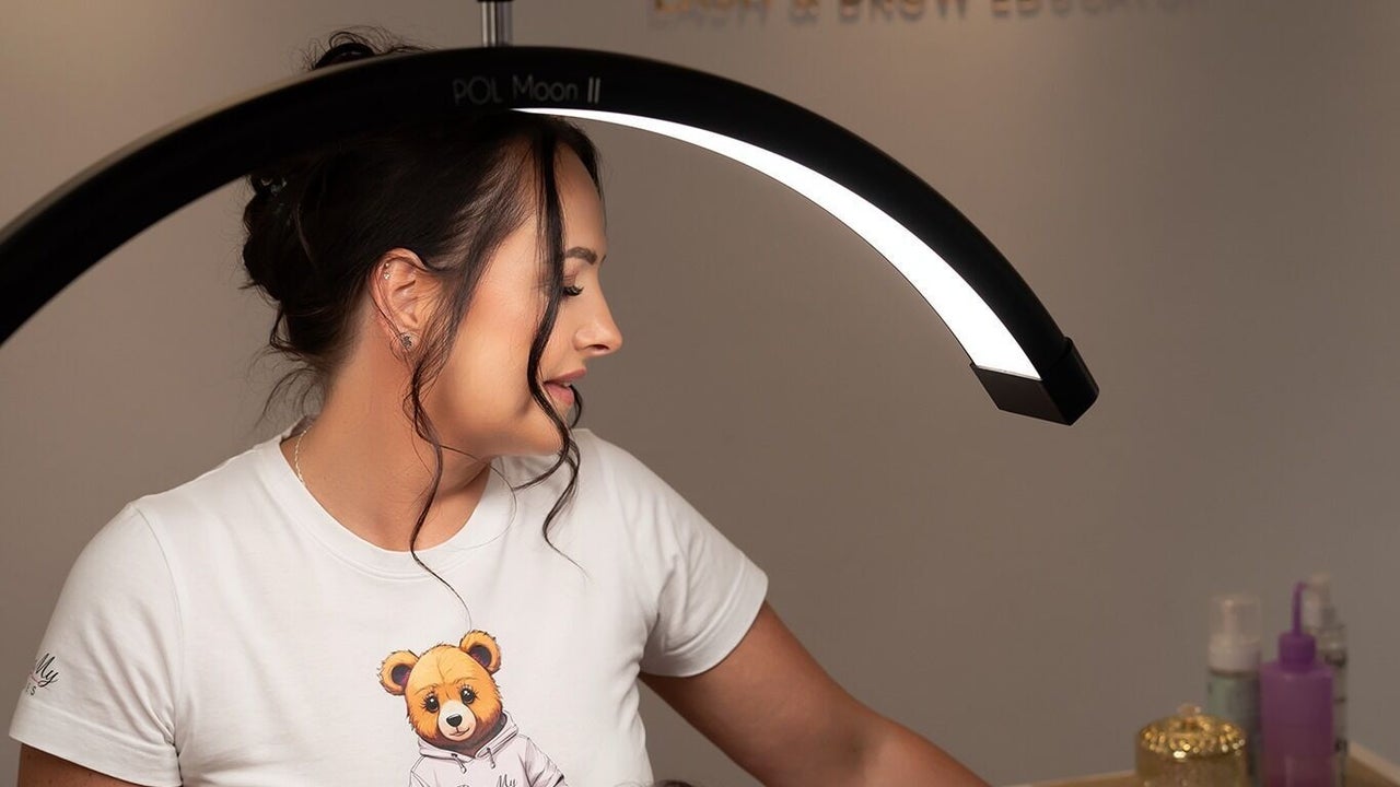 Agnieszka aan het werk onder de ringlamp in haar studio