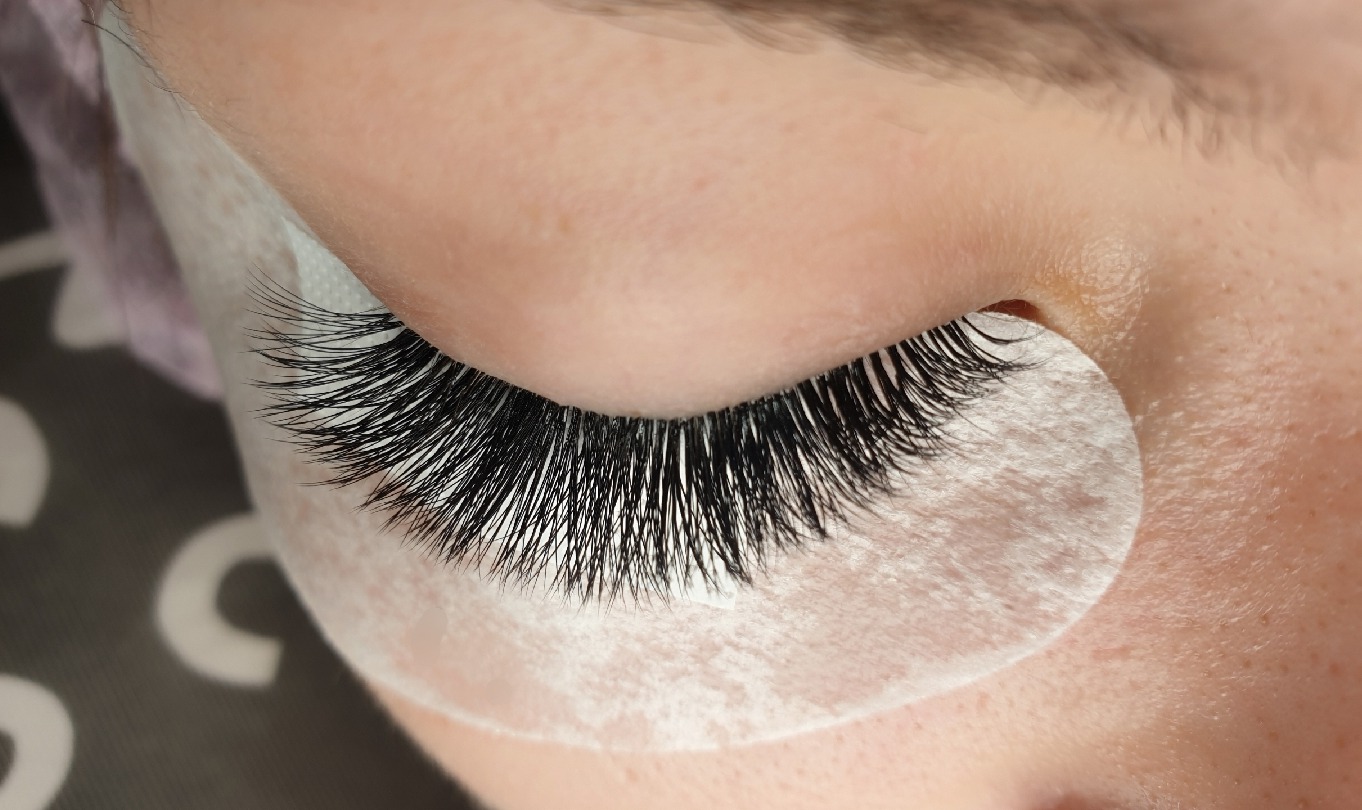 Close-up van een volle zwarte wimperset op een ooglapje