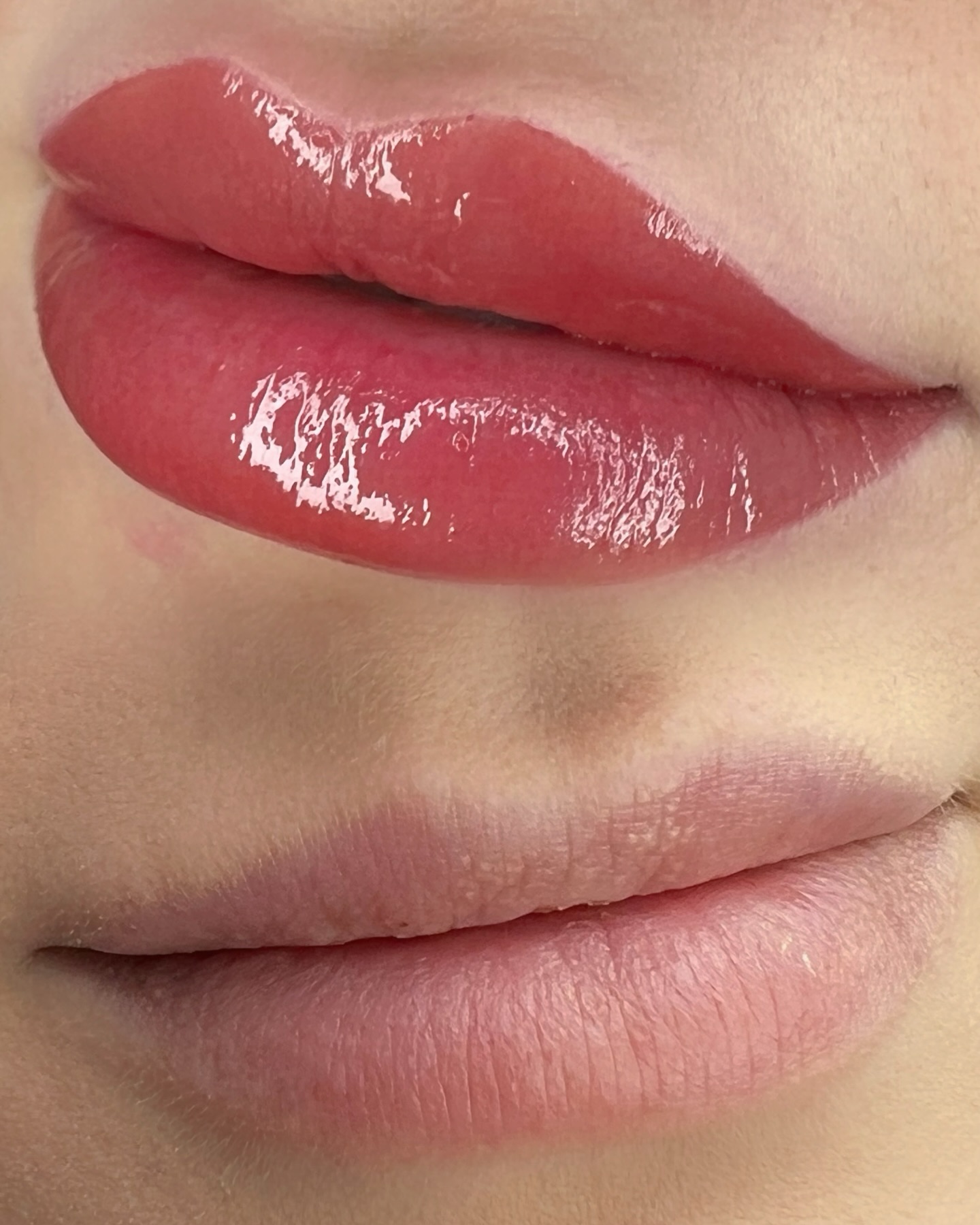 Lippen met permanente make-up in een natuurlijk roze