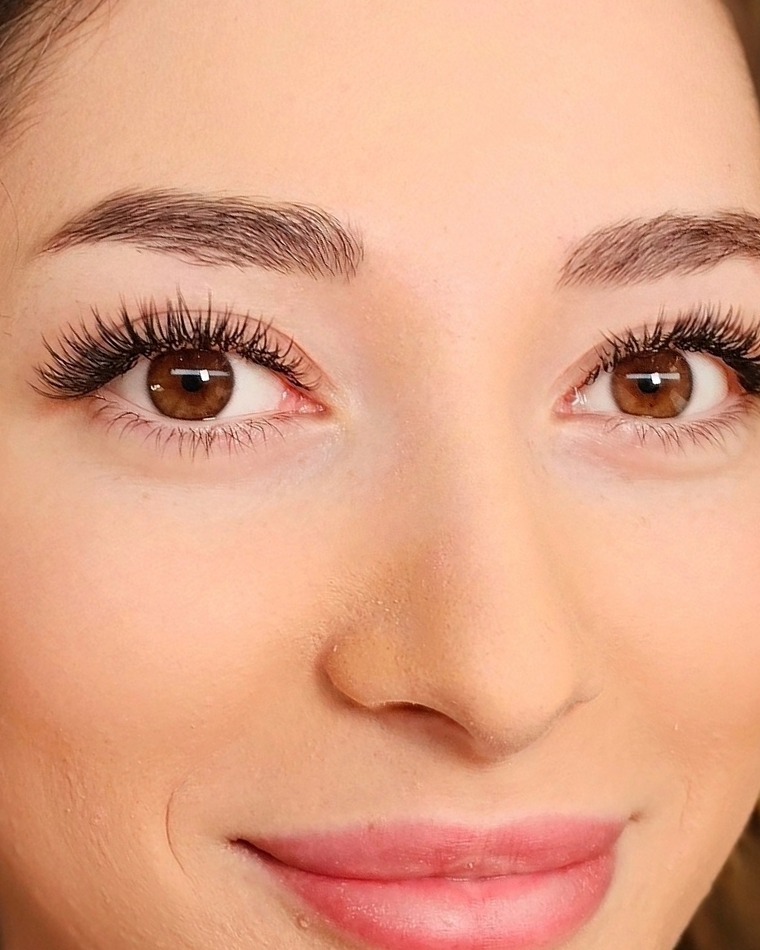 Klant met een wet en wispy wimperset