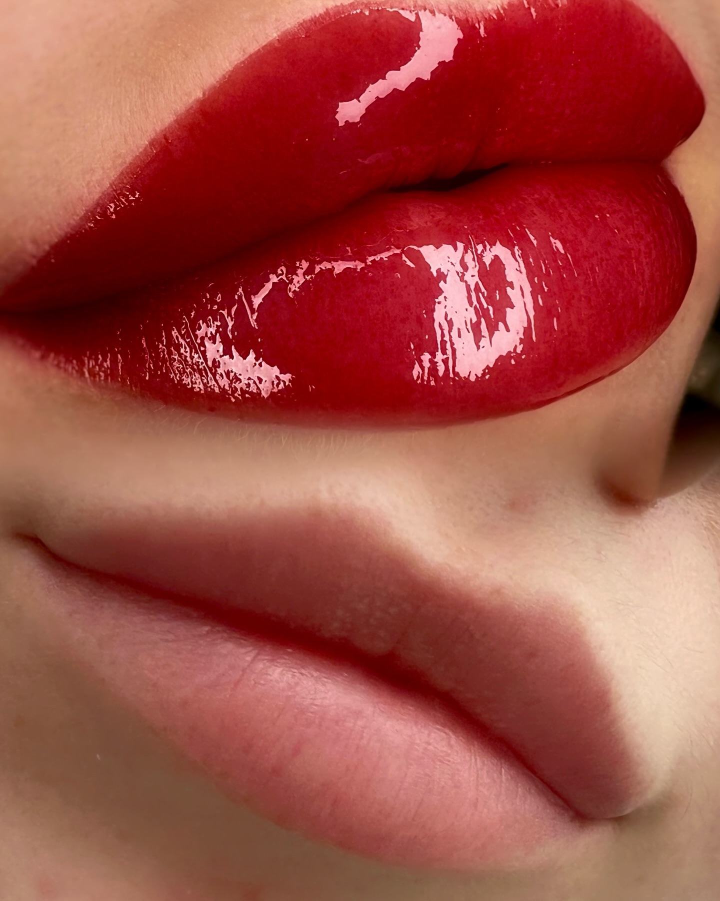 Lippen met permanente make-up in rood